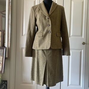 Jones New York | 2pc Skirt Blazer Suit. 100% wool. Speckle Olive Color. Size 6/8